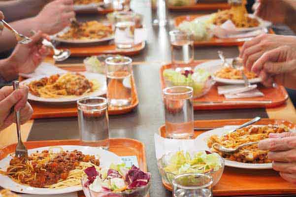 Tisch in der Kantine mit Essen